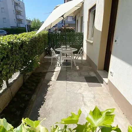 A Lido Apartment *